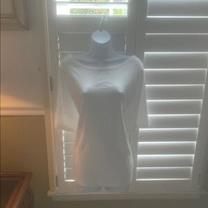 NEW-Never worn.  GAP Women's Classic White Short Sleeve Tee